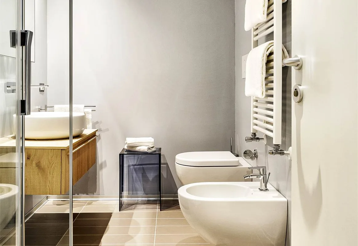 Bagno moderno con doppio lavabo, bidet e scaldasalviette