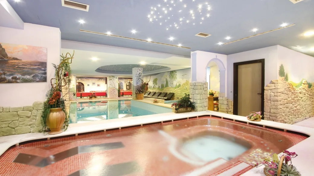Area benessere con piscina coperta e vasca idromassaggio con soffitto a cielo stellato