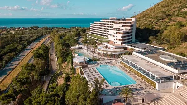 Veduta aerea dell'hotel Costa Verde con piscina e vista sul mare