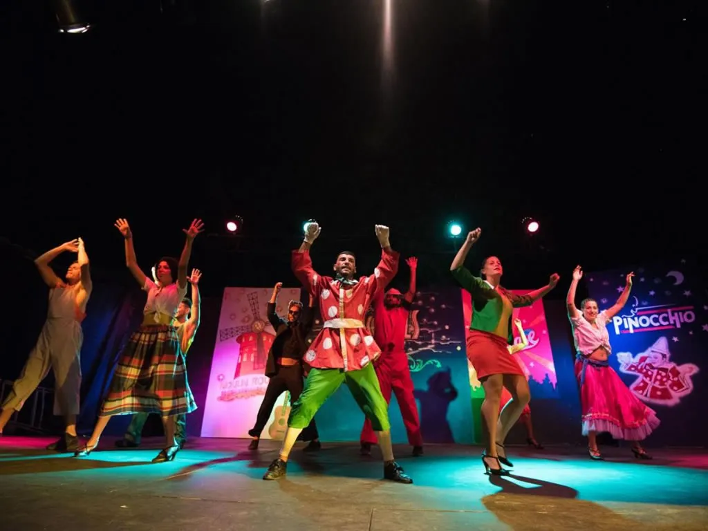Spettacolo serale con ballerini in costume sul palco