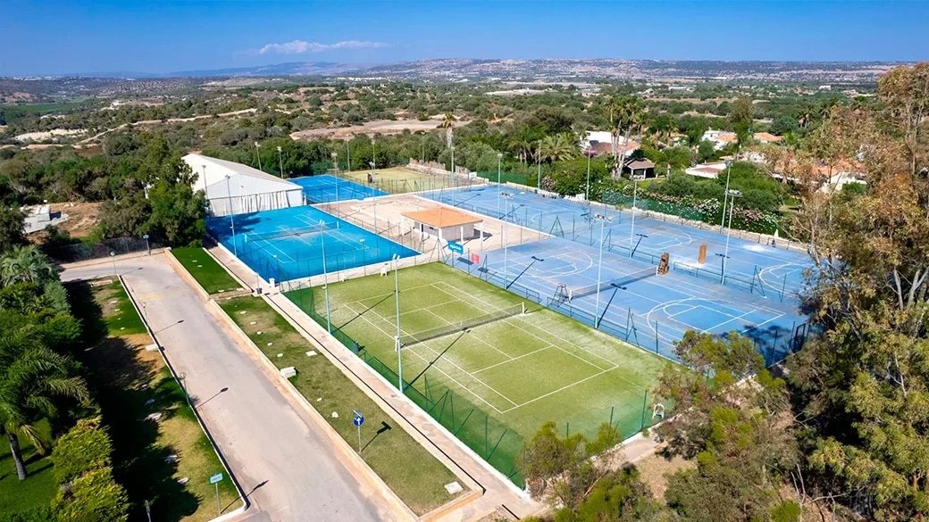 Campi sportivi da tennis e calcetto immersi nel verde con vista panoramica
