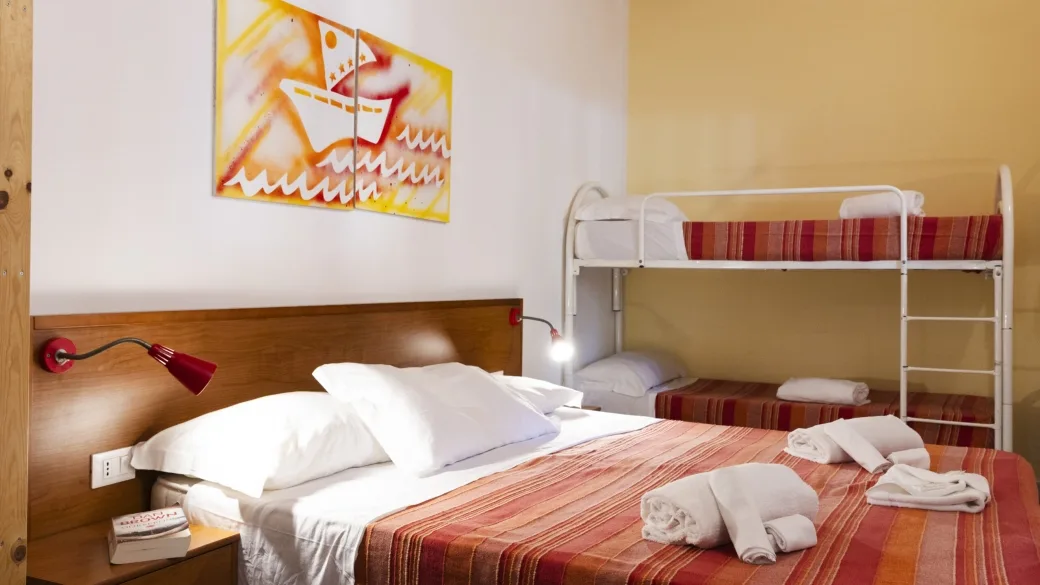 Camera da letto con letto matrimoniale e letto a castello