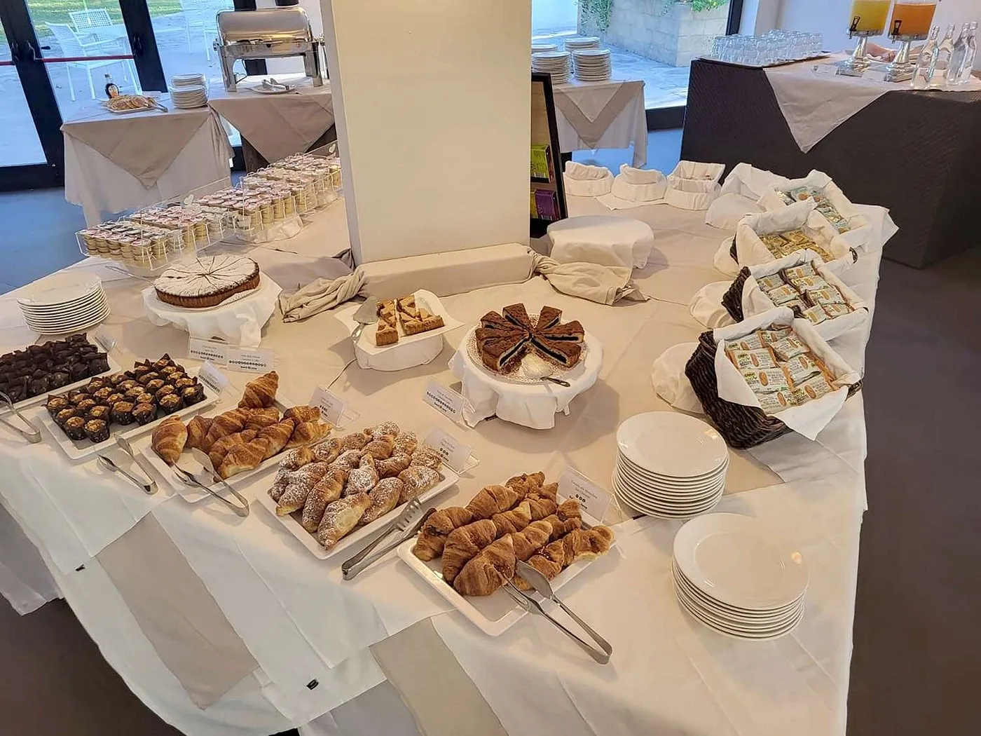 Buffet di dolci con cornetti, crostate e pasticcini