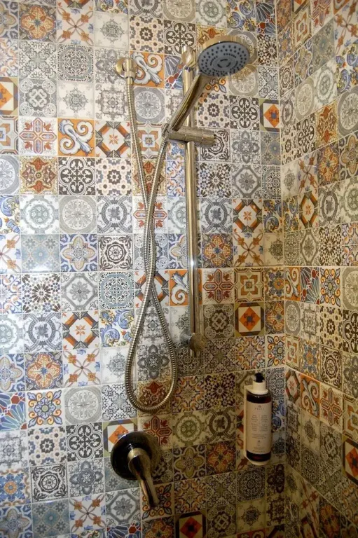 Doccia con rivestimento a piastrelle decorate in stile maiolica colorata