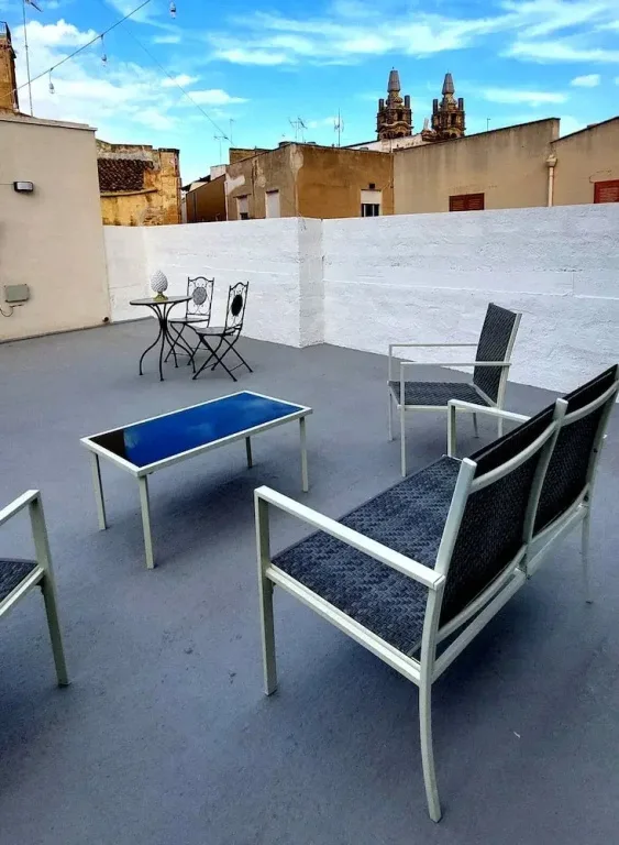 Terrazza panoramica con sedute e vista sui tetti e le torri della città