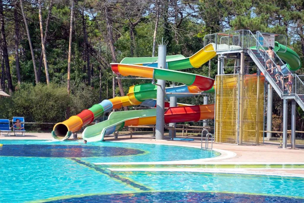Scivoli acquatici a spirale colorati accanto alla piscina esterna