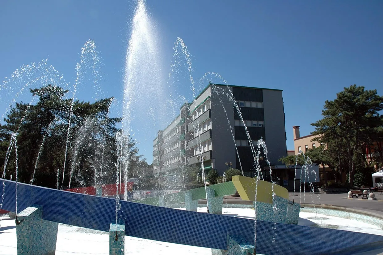 Fontana con getti d'acqua davanti a un edificio del complesso
