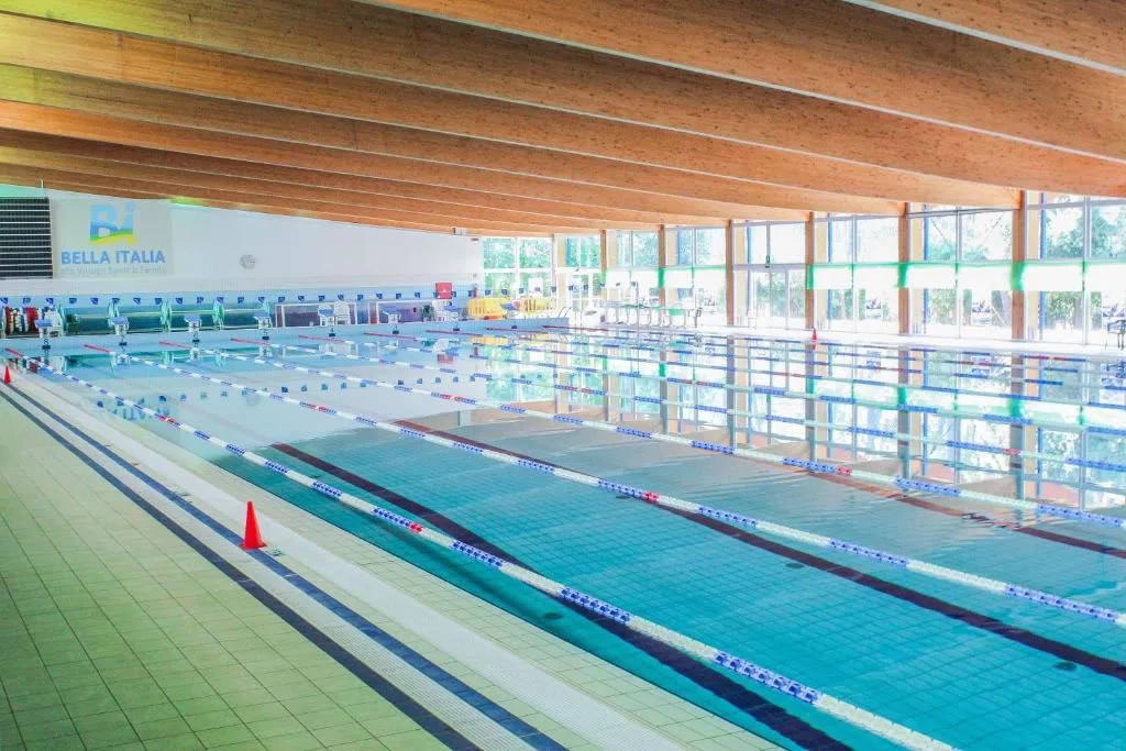 Piscina coperta con corsie e ampie vetrate