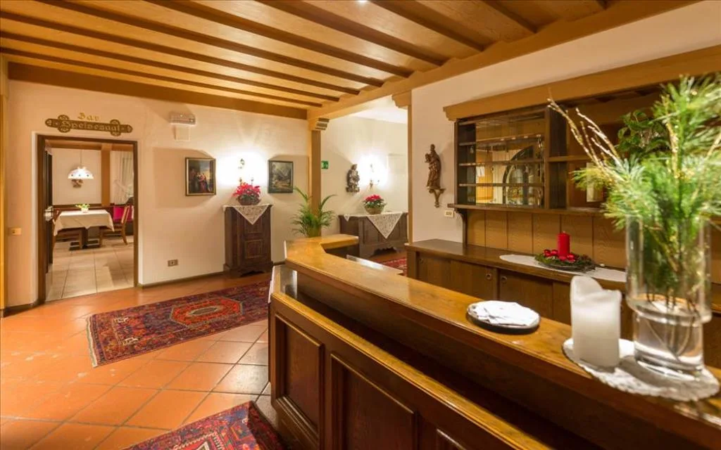 Reception in stile tradizionale con arredi in legno e tappeti