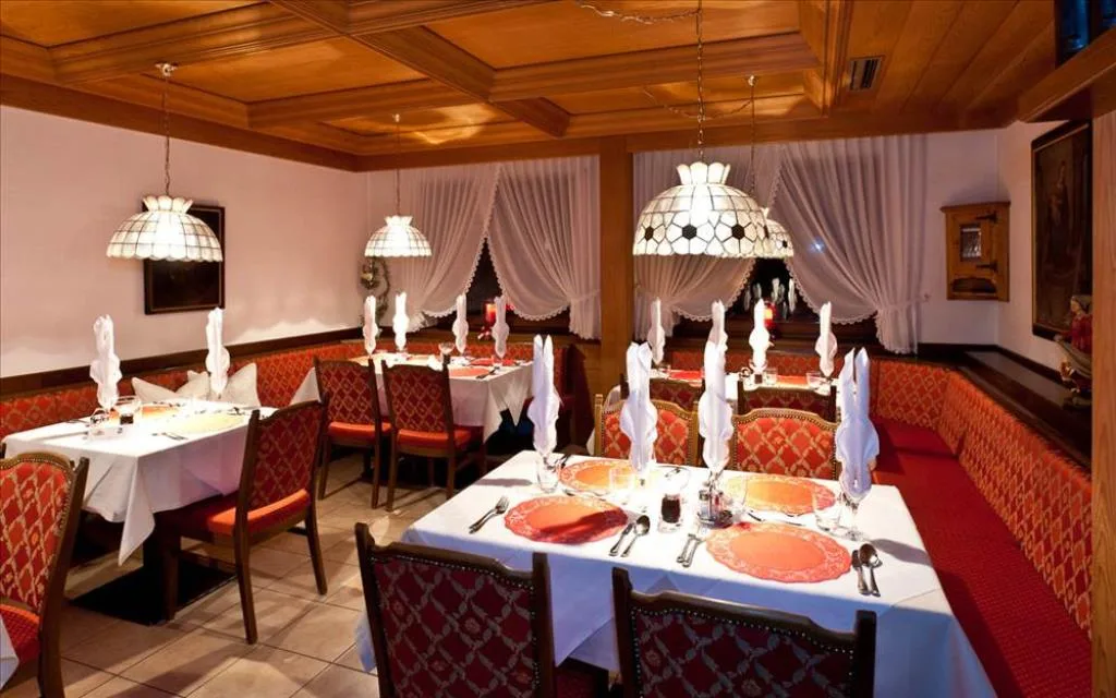 Ristorante accogliente con tavoli apparecchiati e lampade in stile tiffany