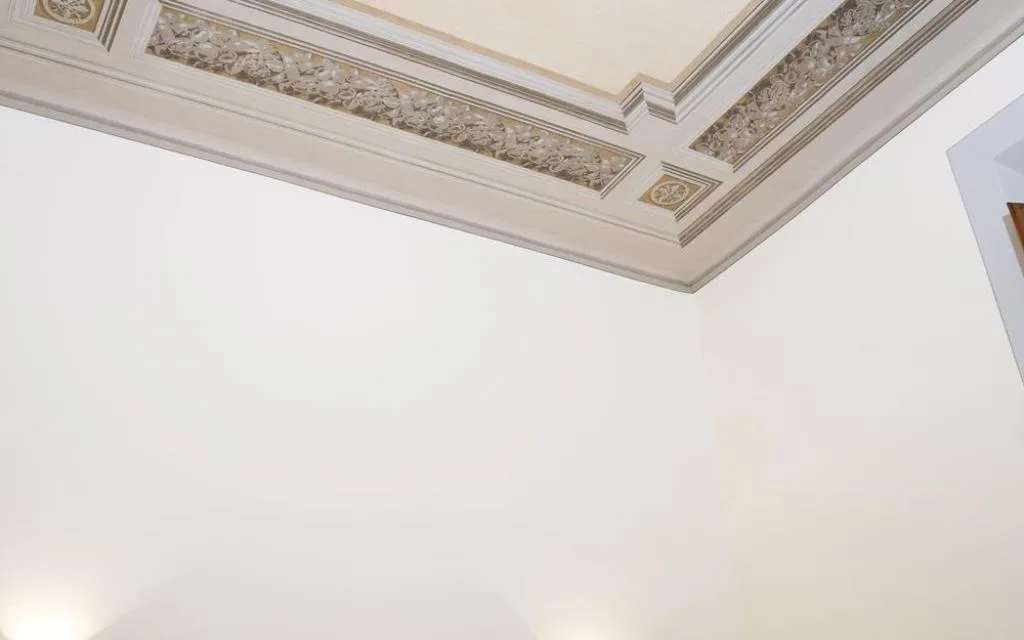 Soffitto con cornici decorate e fregi in stucco