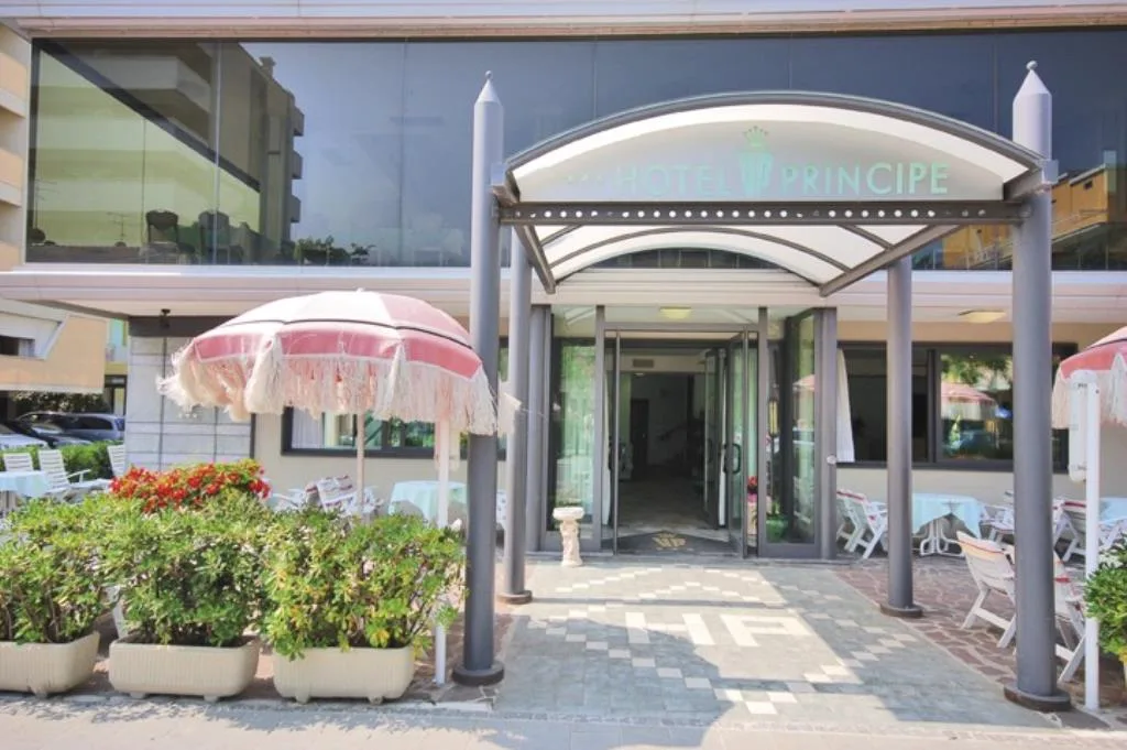 Ingresso dell'Hotel Principe con pensilina, ombrellone e piante ornamentali