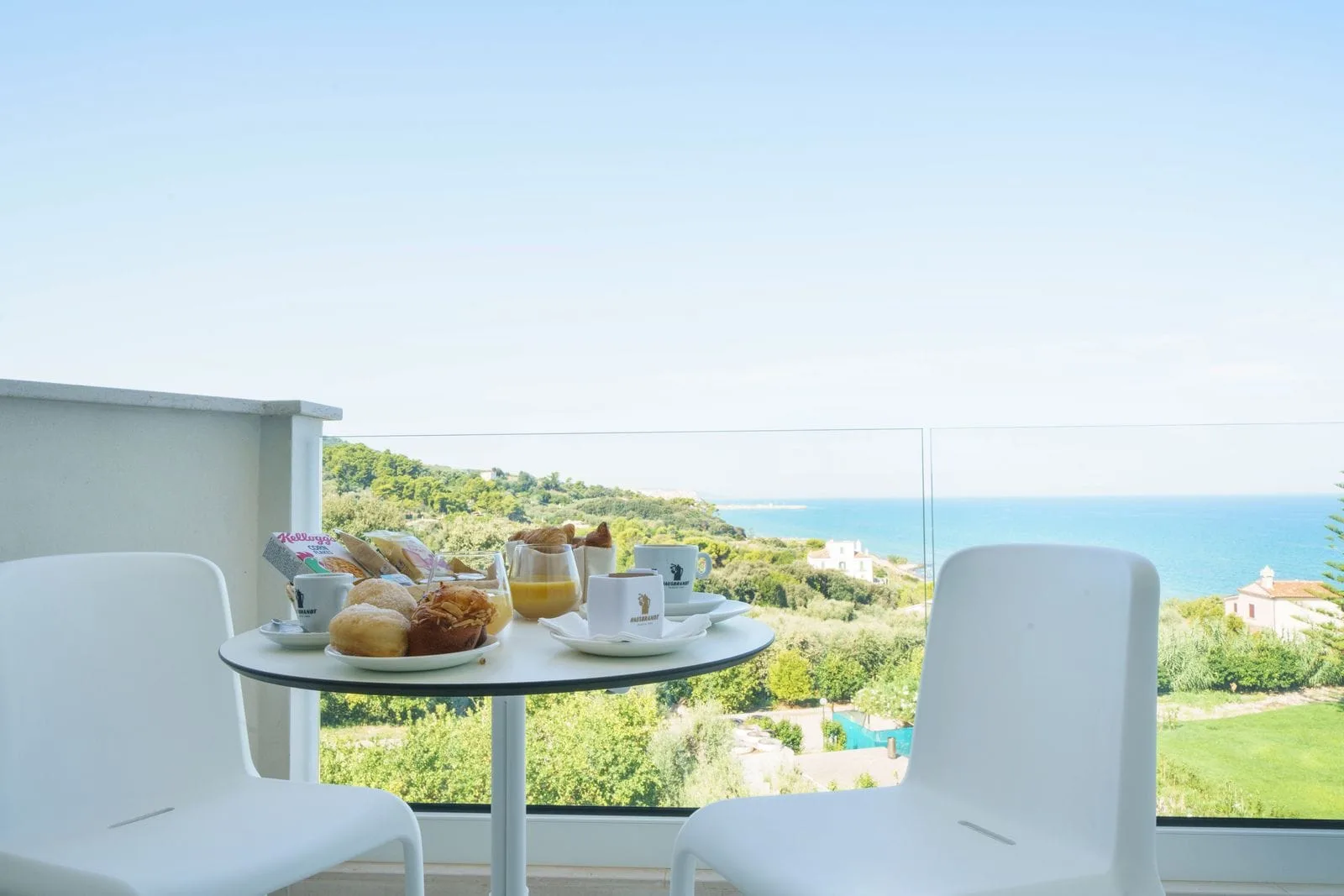 Colazione servita sul balcone con vista panoramica sul mare e la costa
