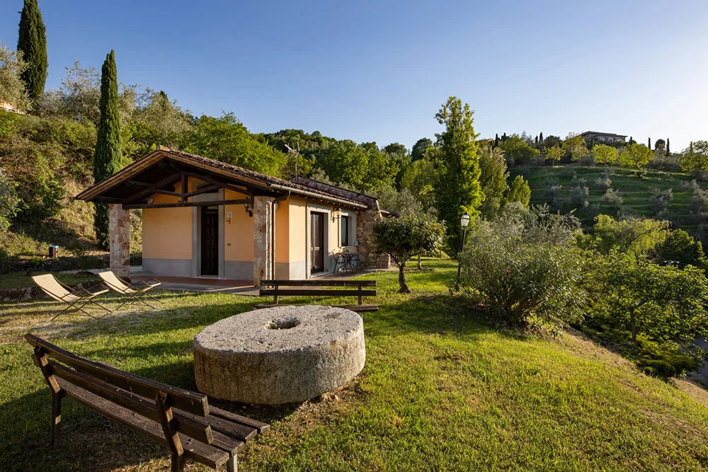 Casetta indipendente in stile toscano con giardino, lettini e macina in pietra