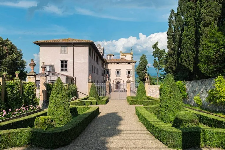 Villa storica con giardino formale, siepi topiate e cipressi