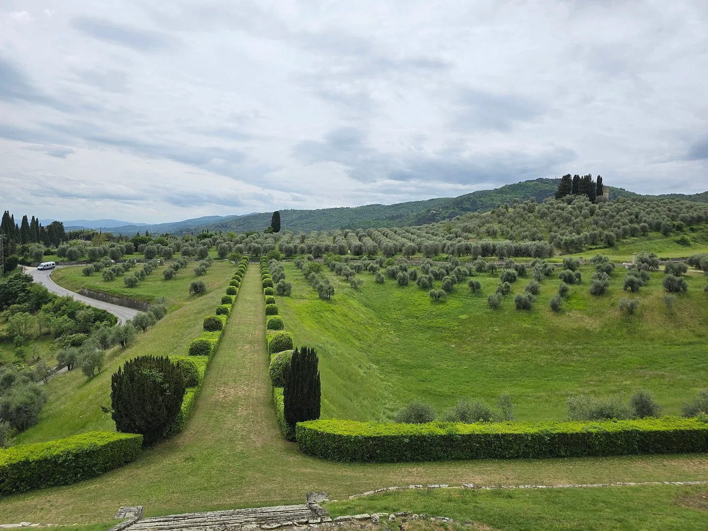 Ampia veduta di uliveti e colline verdi dai giardini della villa