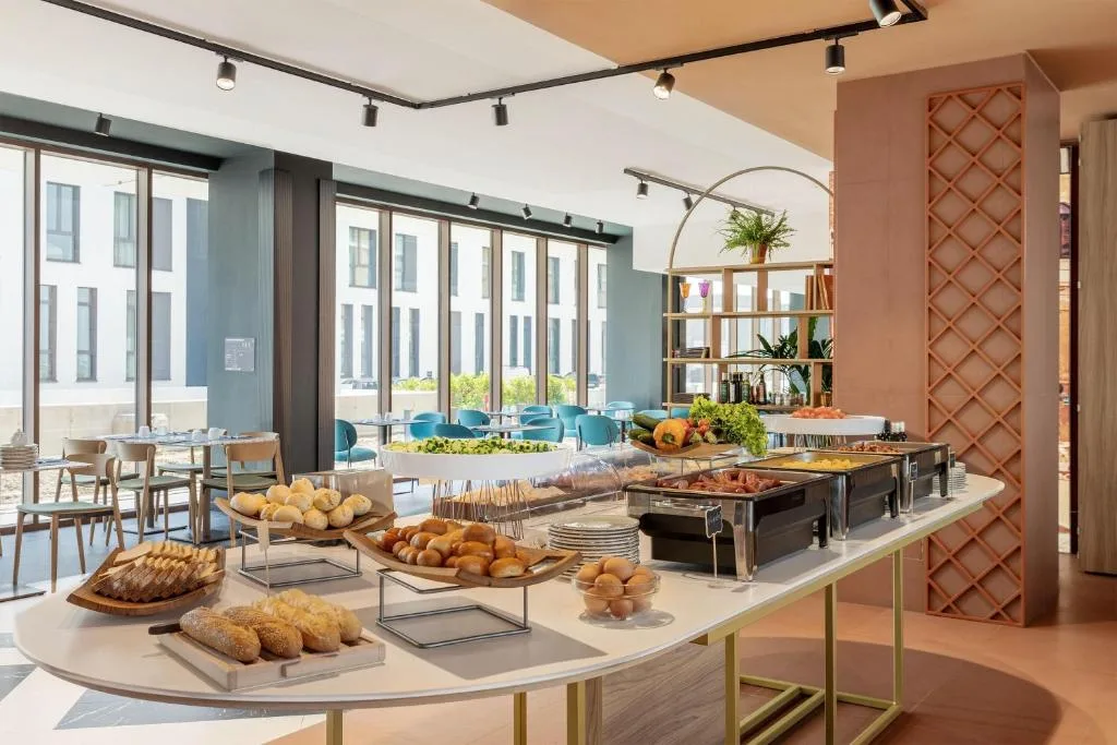 Buffet della colazione con pane, salumi e verdure fresche