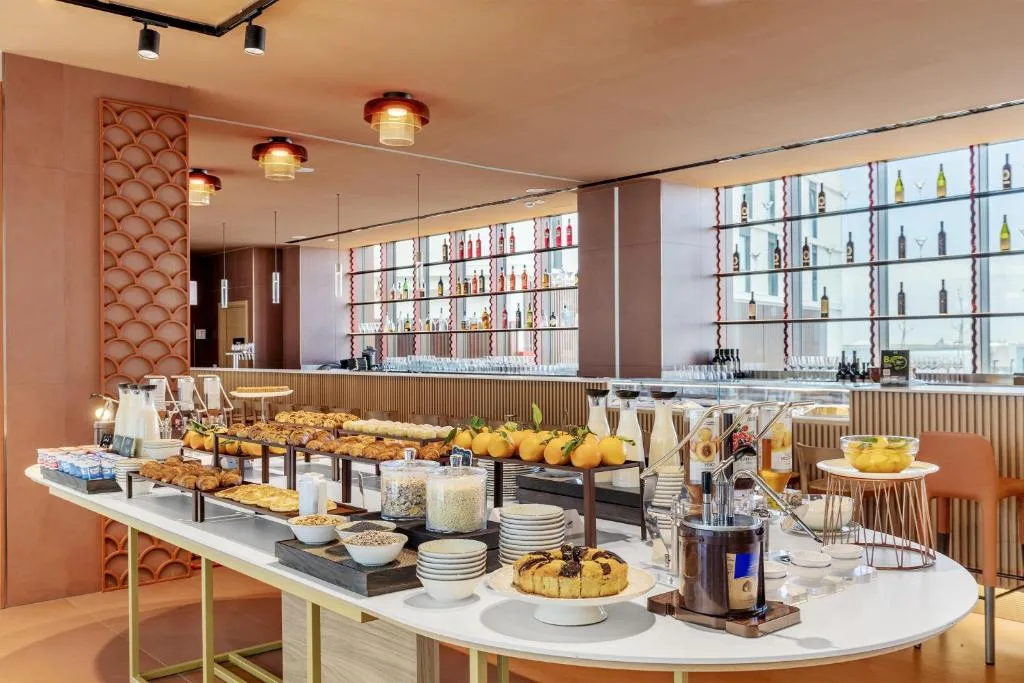 Buffet colazione con cornetti, dolci e agrumi freschi