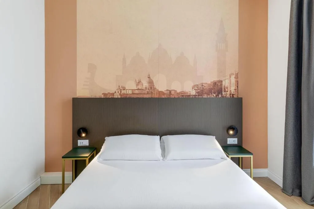 Camera con letto matrimoniale e murale decorativo di Venezia