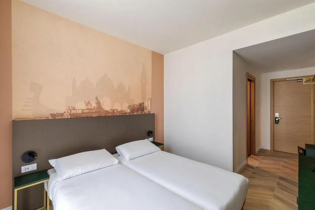 Camera con letto matrimoniale, murale di Venezia e ingresso