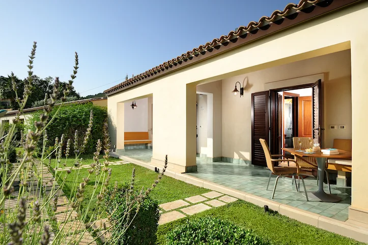 Esterno di camera con portico, tavolo e giardino con lavanda