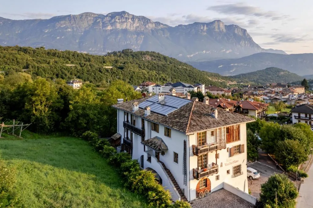 Vista panoramica dell'hotel con montagne e vallata verde al tramonto