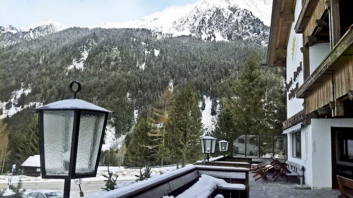 Terrazza dell'hotel con vista sulle montagne innevate e i boschi