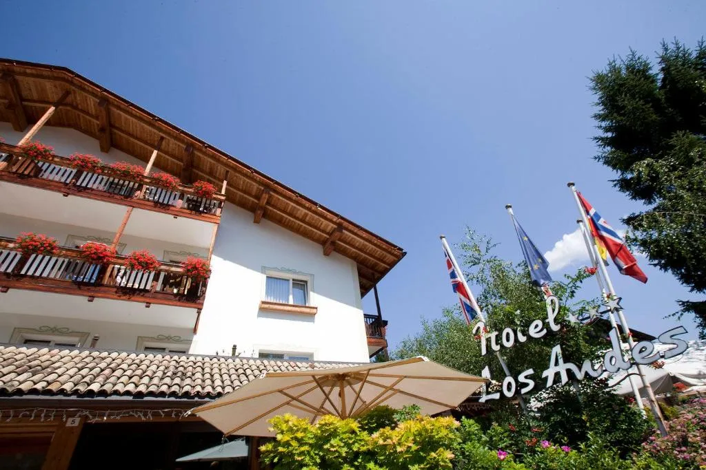 Facciata dell'hotel Los Andes con balconi fioriti e bandiere
