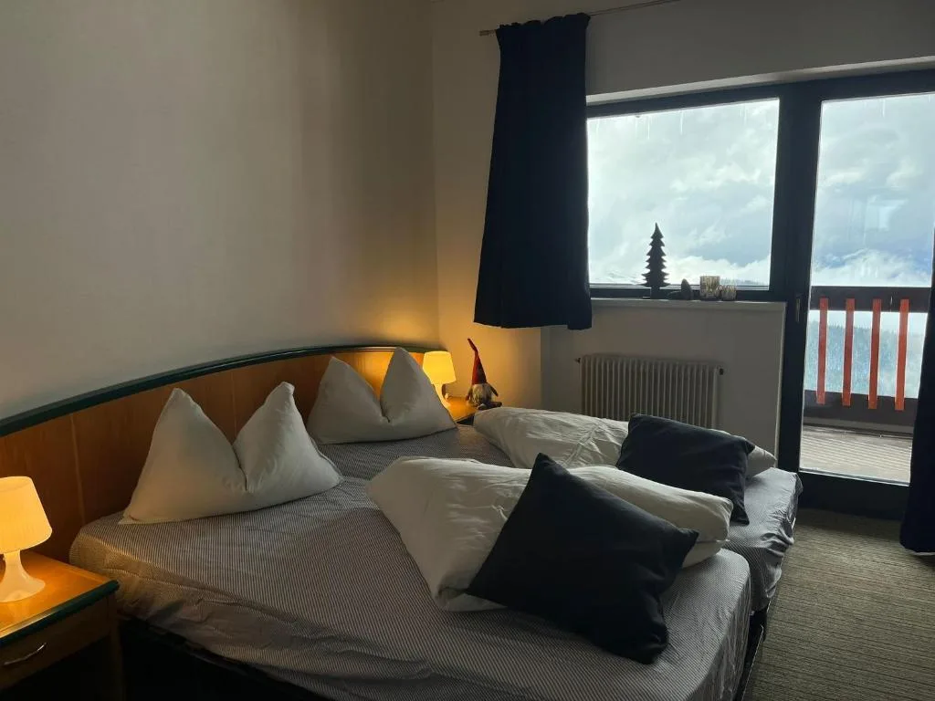 Camera con letto matrimoniale, illuminazione soffusa e vista sulle montagne