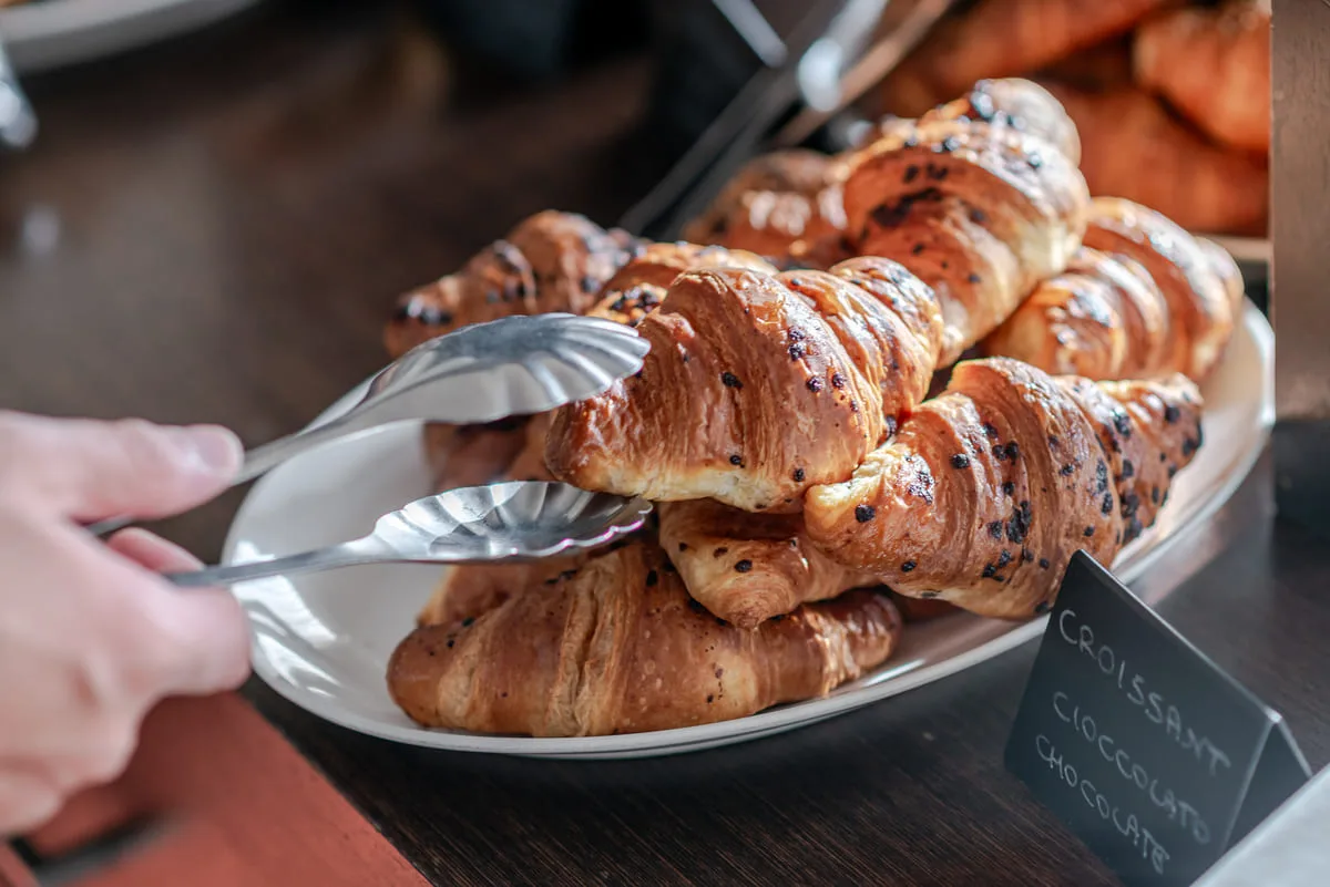 Croissant al cioccolato serviti al buffet della colazione