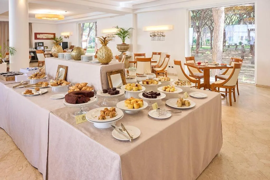 Ricco buffet di dolci e prodotti da forno per la colazione nella sala interna