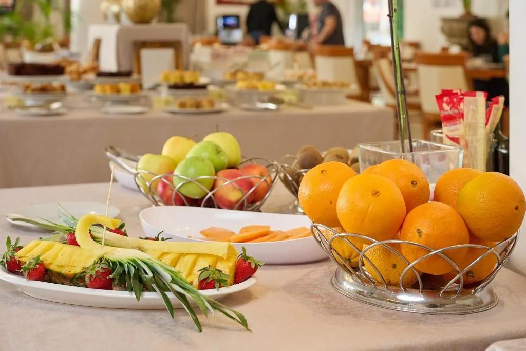 Buffet di frutta fresca con ananas, arance, mele e fragole