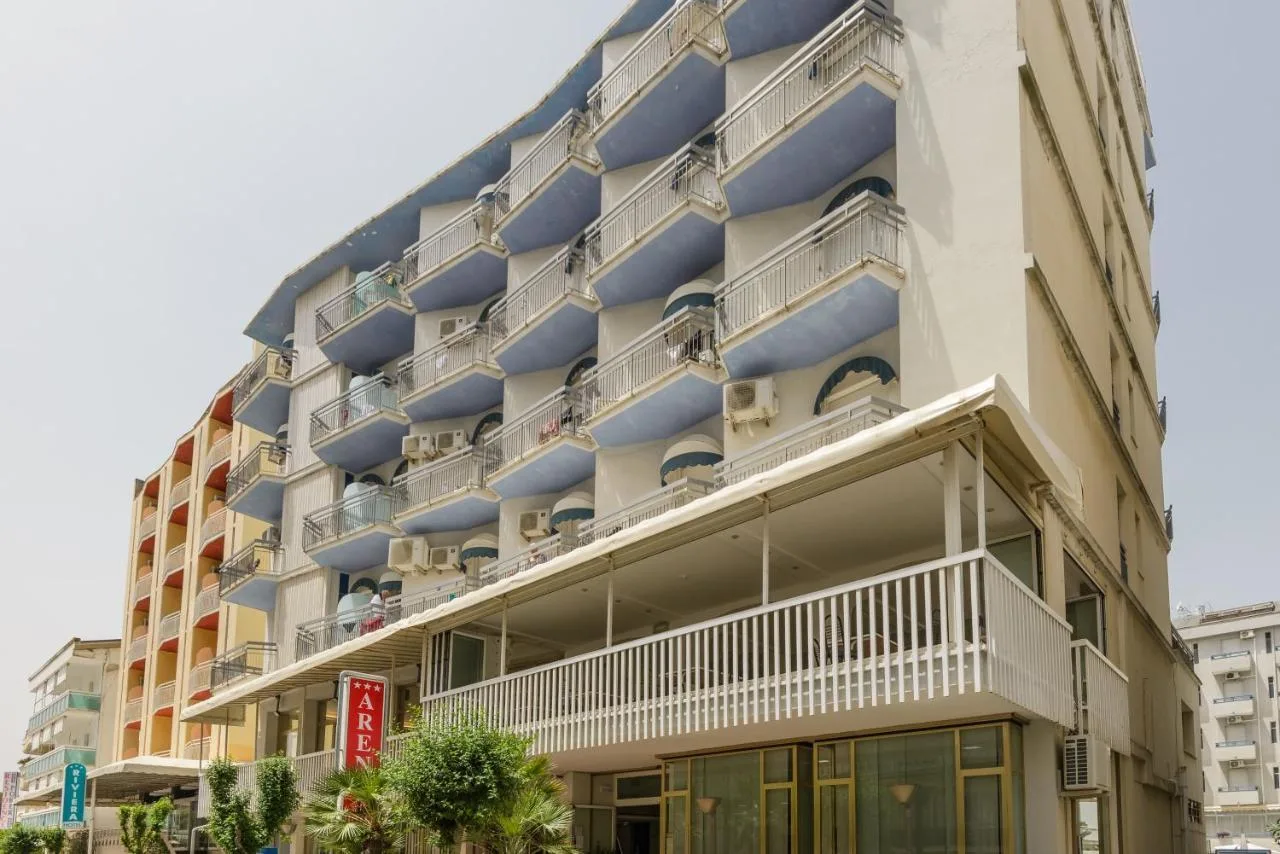 Facciata esterna dell'hotel Arena con balconi azzurri e insegna