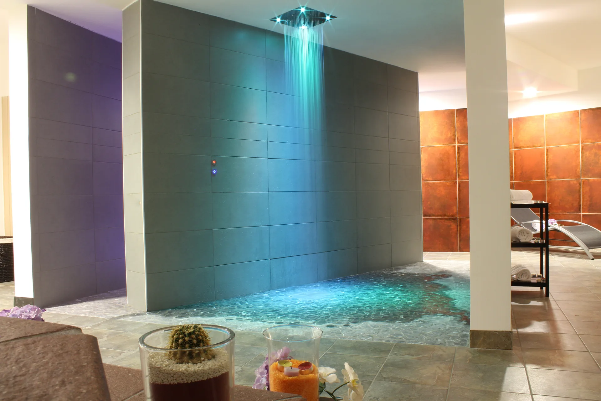 Doccia emozionale della spa con cascata d'acqua e illuminazione azzurra
