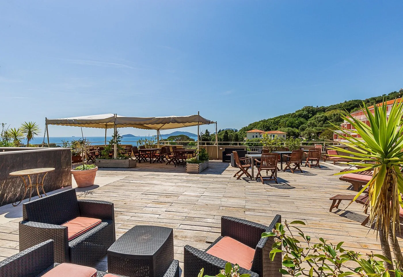 Ampia terrazza panoramica con divani, gazebo e tavoli affacciata sul mare
