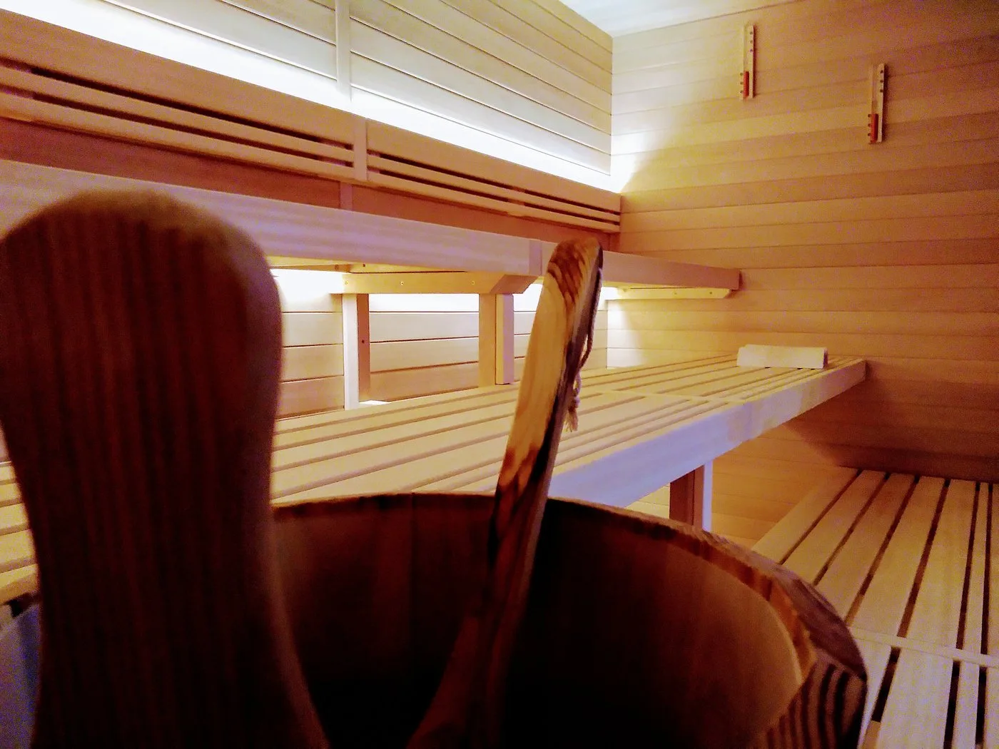 Interno di una sauna finlandese in legno chiaro con panche