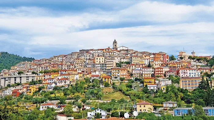 Vista panoramica di un borgo collinare italiano con case colorate