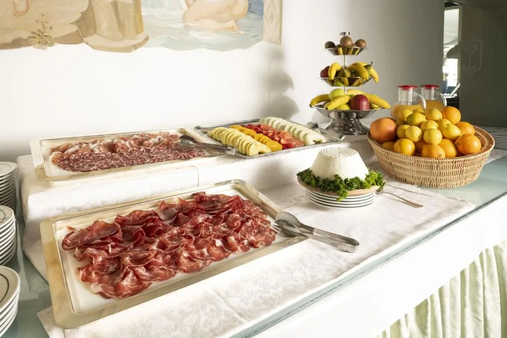 Buffet con salumi, formaggi, frutta fresca e spremute d'arancia