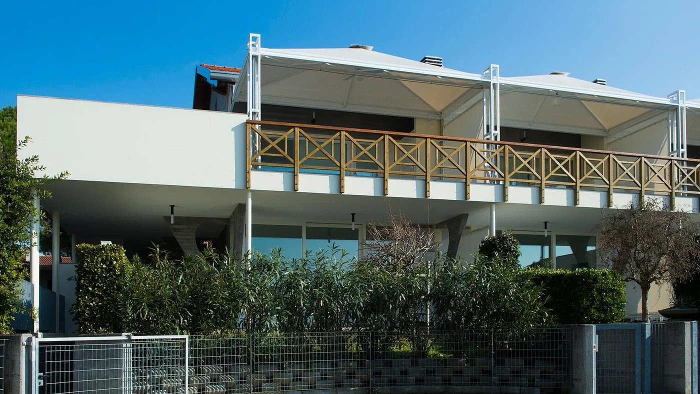 Esterno dell'edificio dell'hotel con terrazze e vegetazione