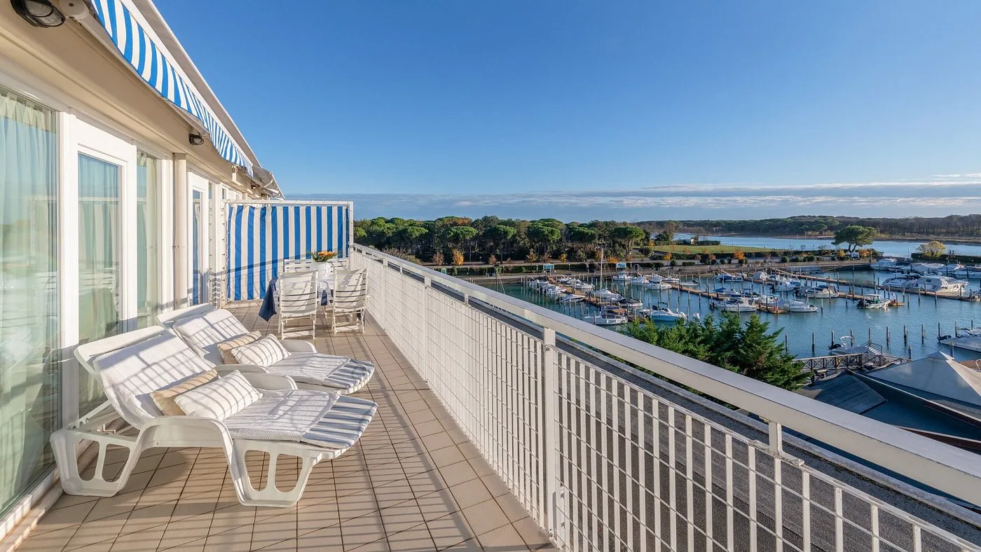 Ampio balcone con lettini affacciato sul porto turistico