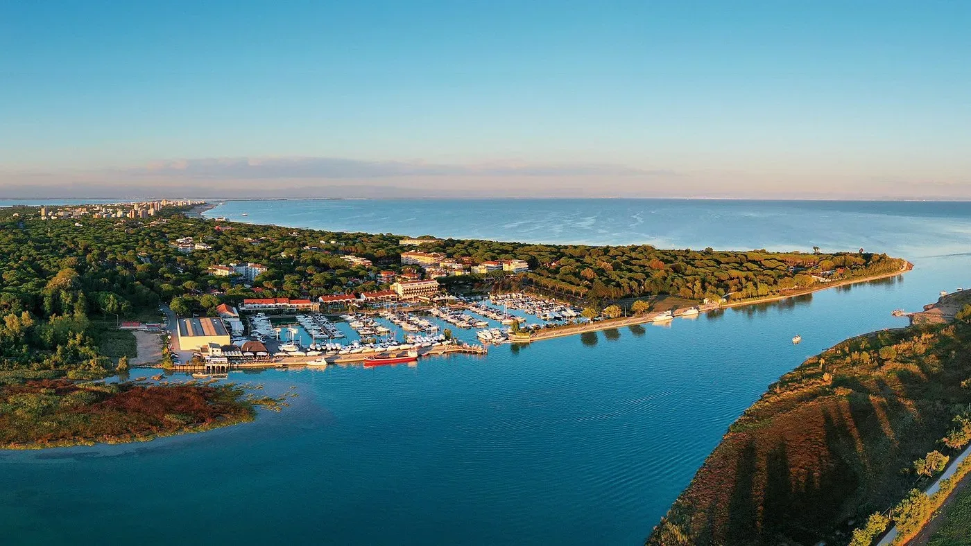 Veduta aerea della marina e del litorale al tramonto