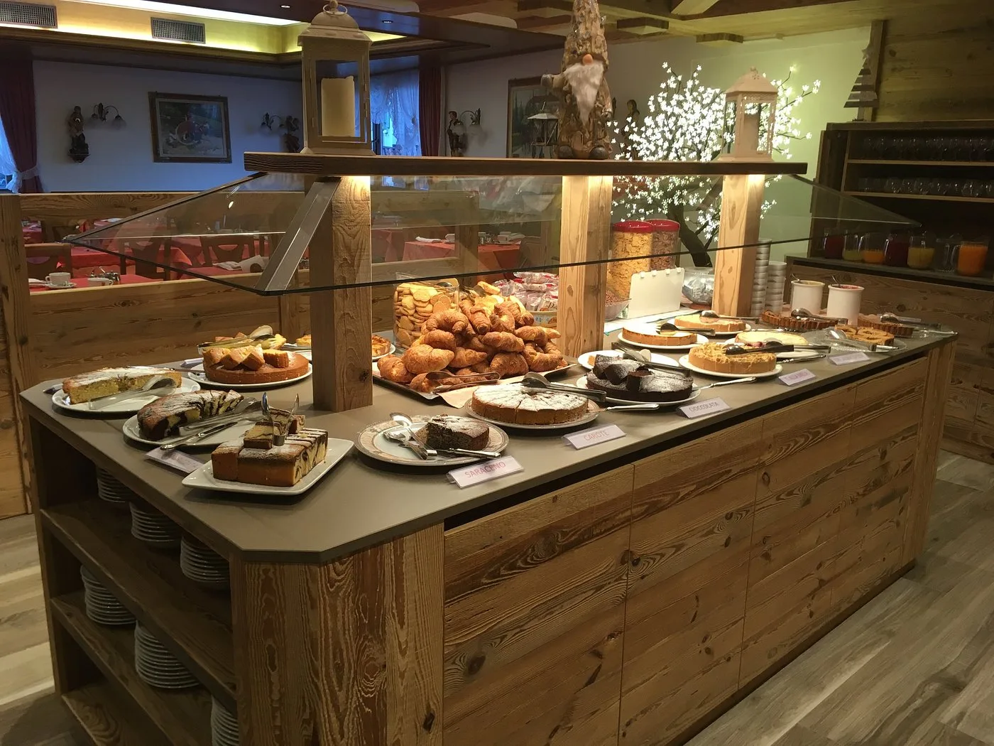 Buffet di dolci e cornetti su isola in legno per la colazione dell'hotel