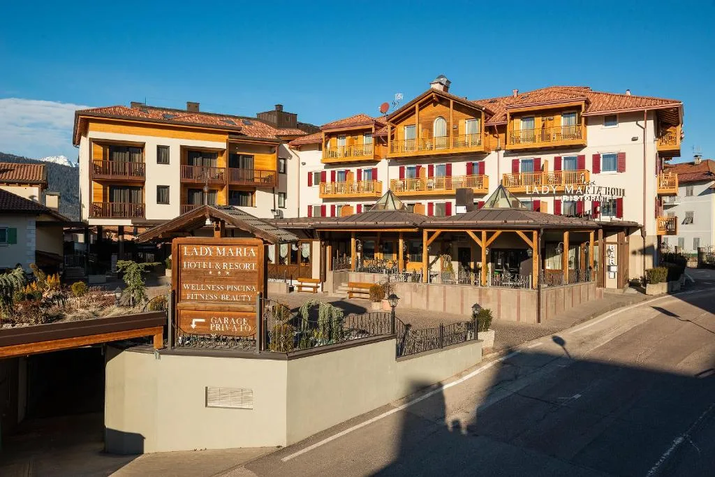 Vista esterna dell'Hotel Lady Maria con insegna e veranda in una giornata di sole