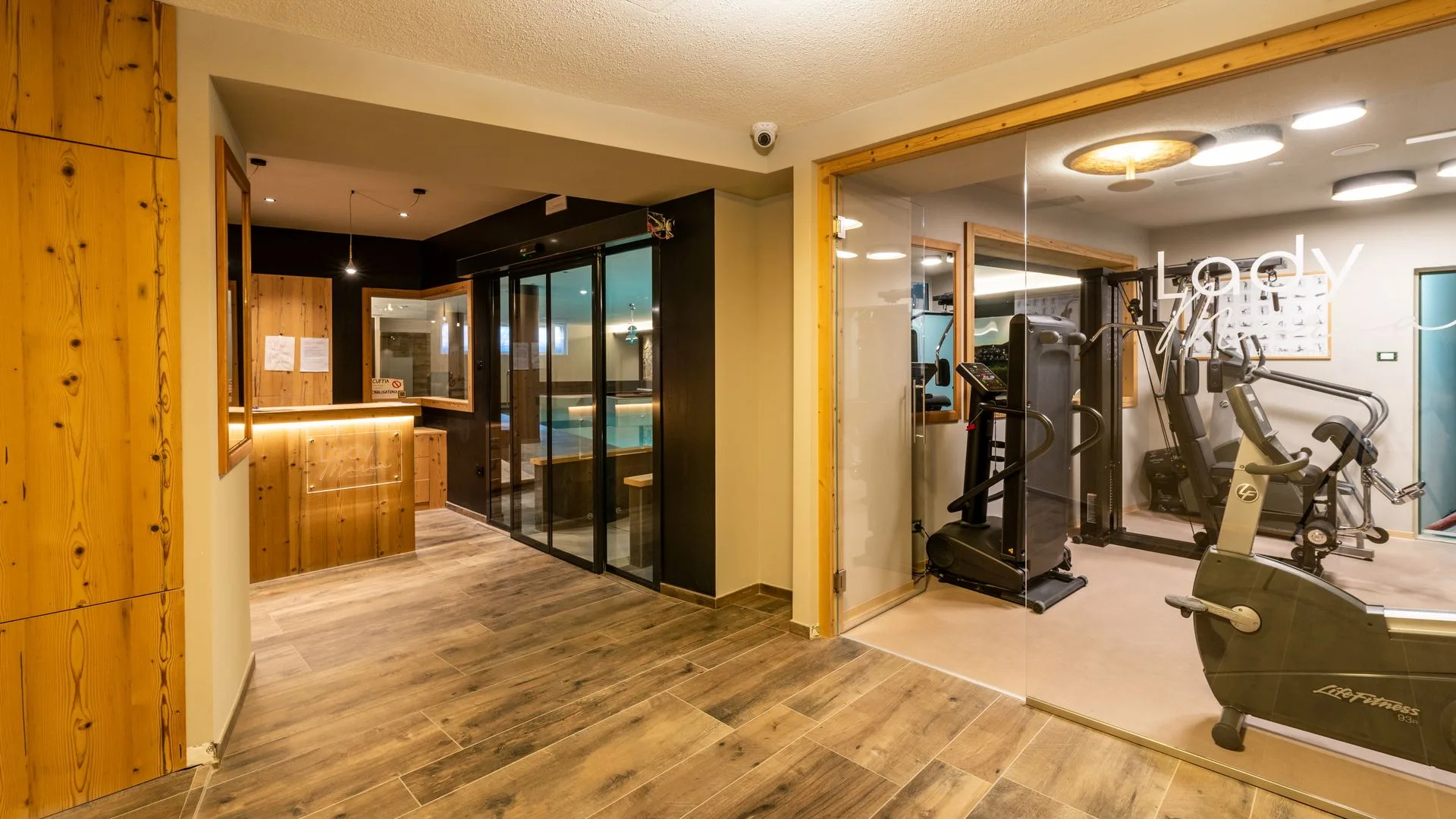 Area wellness con ingresso sauna, palestra attrezzata e accesso alla piscina