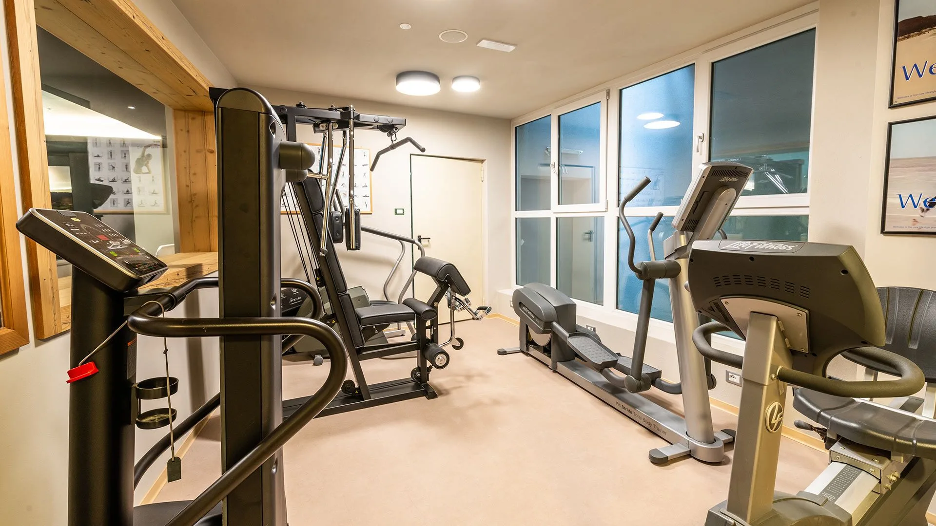 Palestra dell'hotel con attrezzi cardio e macchine per il fitness