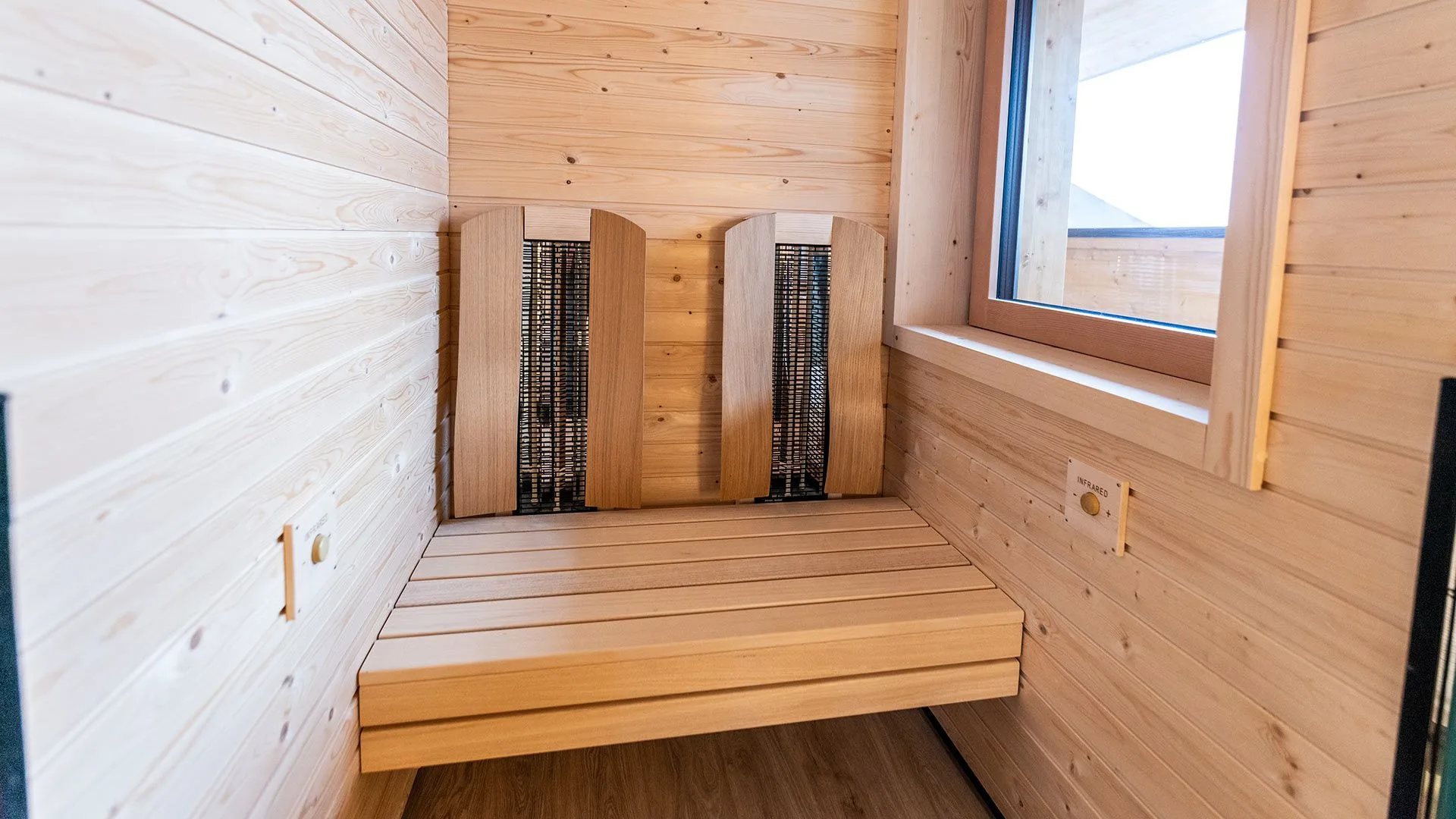 Sauna a infrarossi in legno con panca e finestra