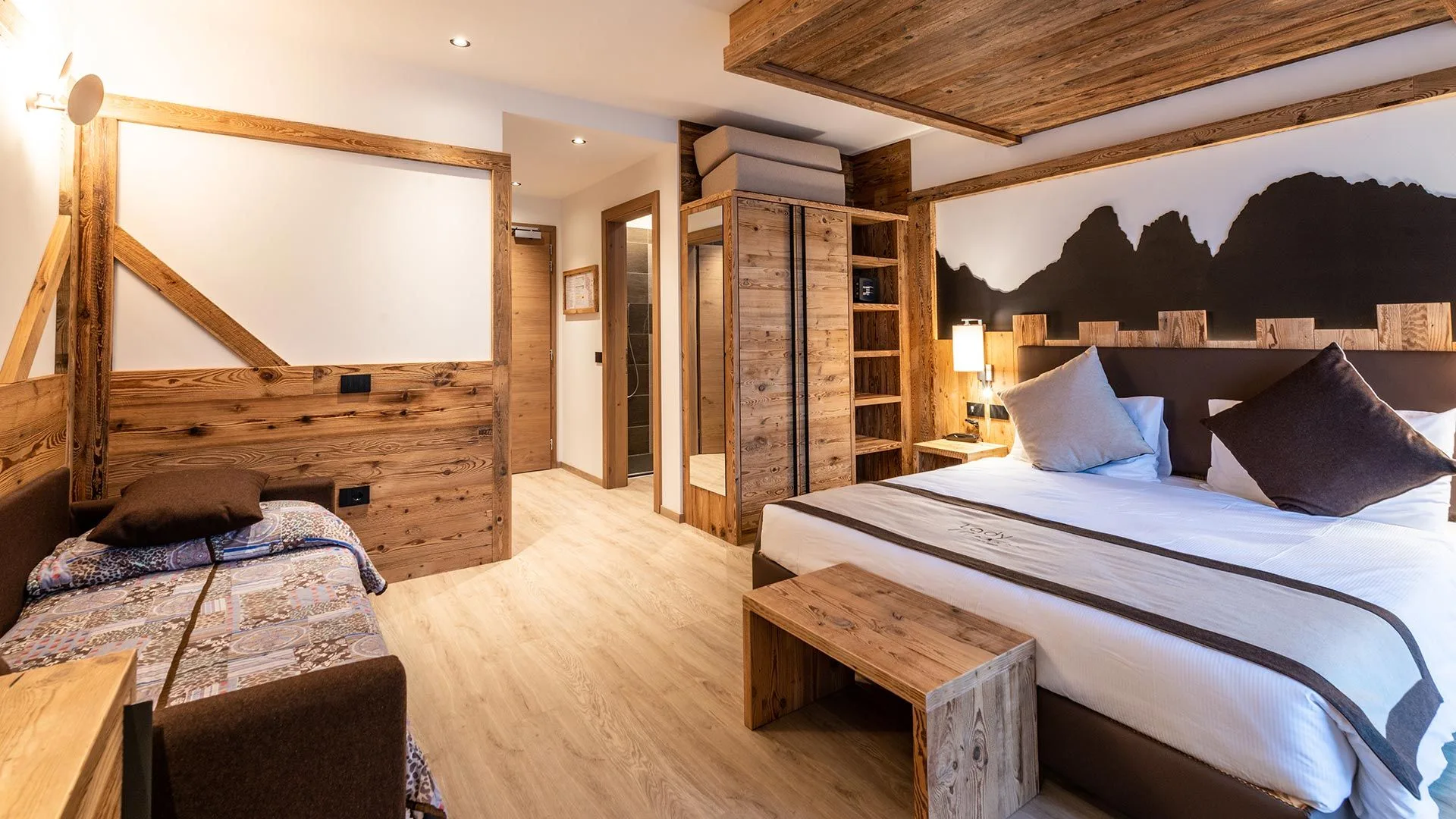 Camera tripla moderna in stile chalet con letto matrimoniale e letto singolo