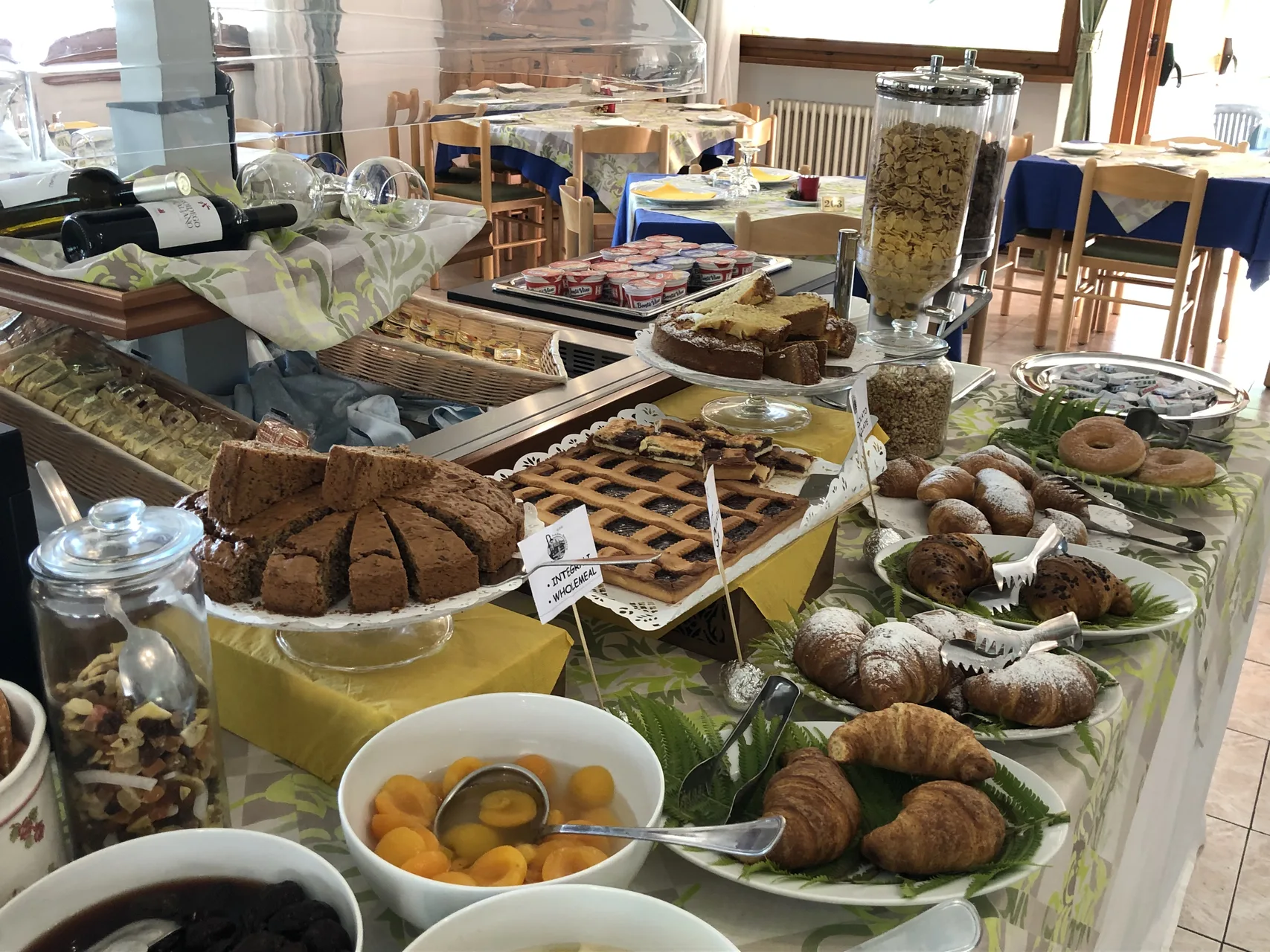 Ricco buffet della colazione con torte, cornetti, ciambelle e cereali