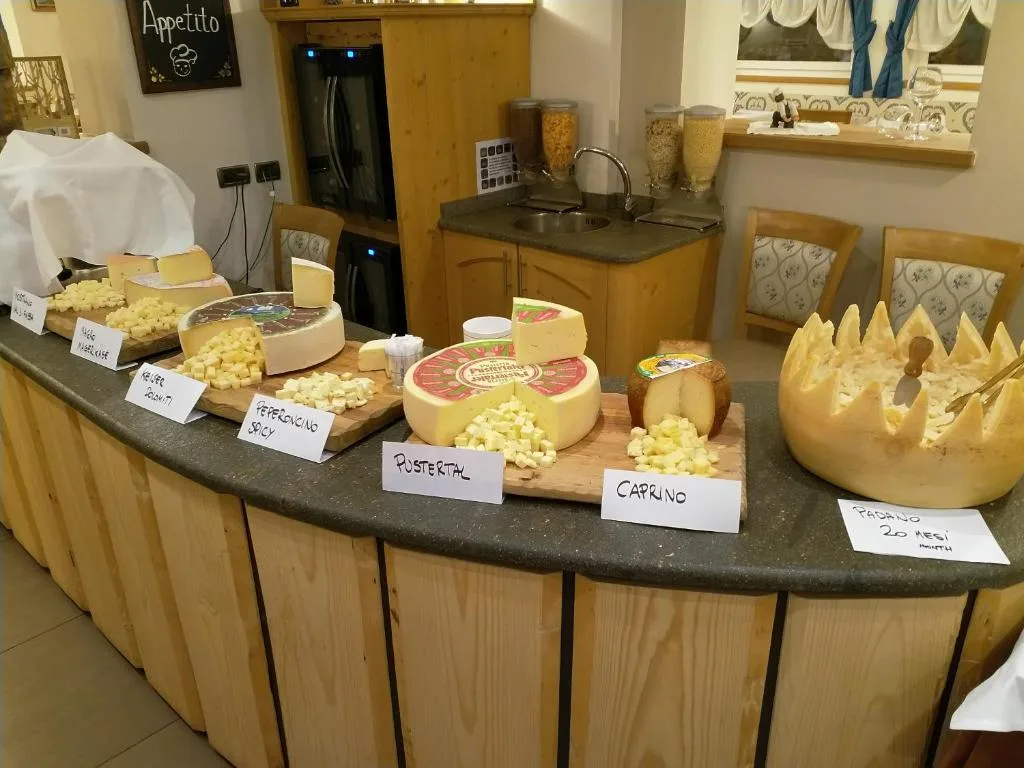 Buffet di formaggi locali con etichette identificative al ristorante