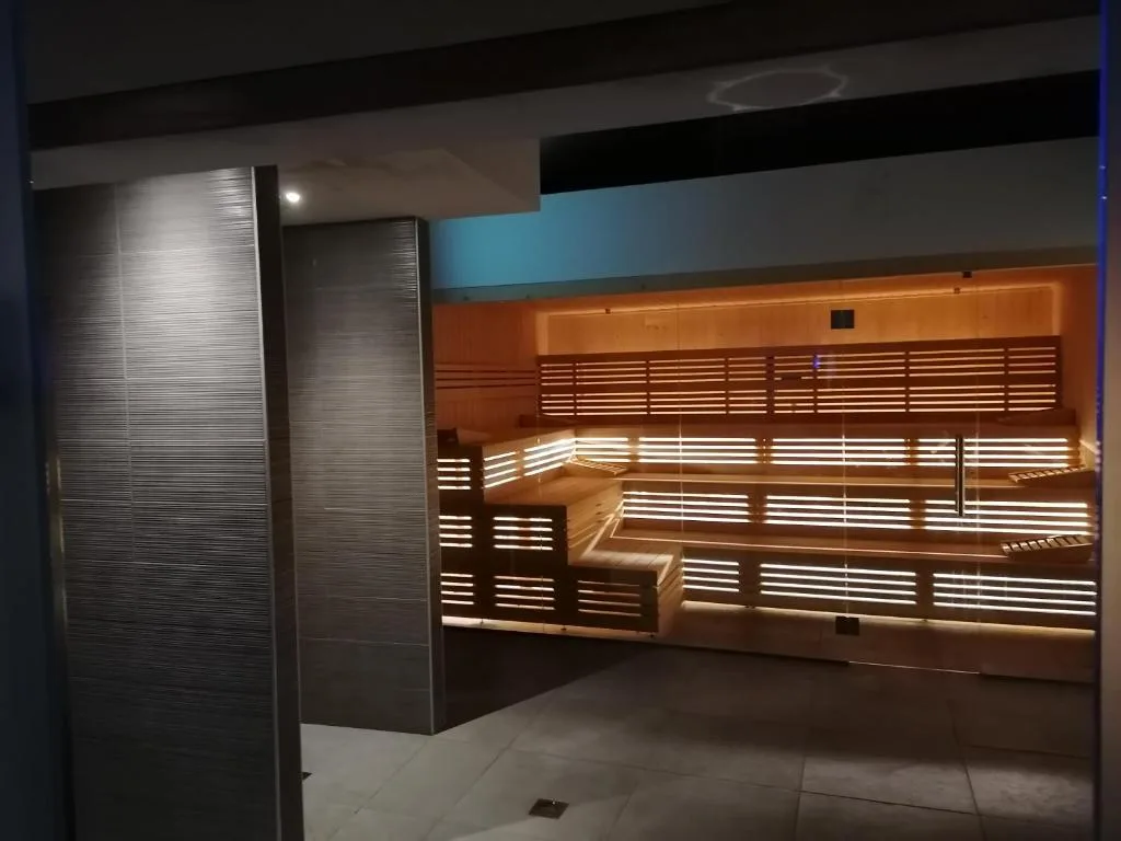 Sauna finlandese in legno con illuminazione a strisce calde
